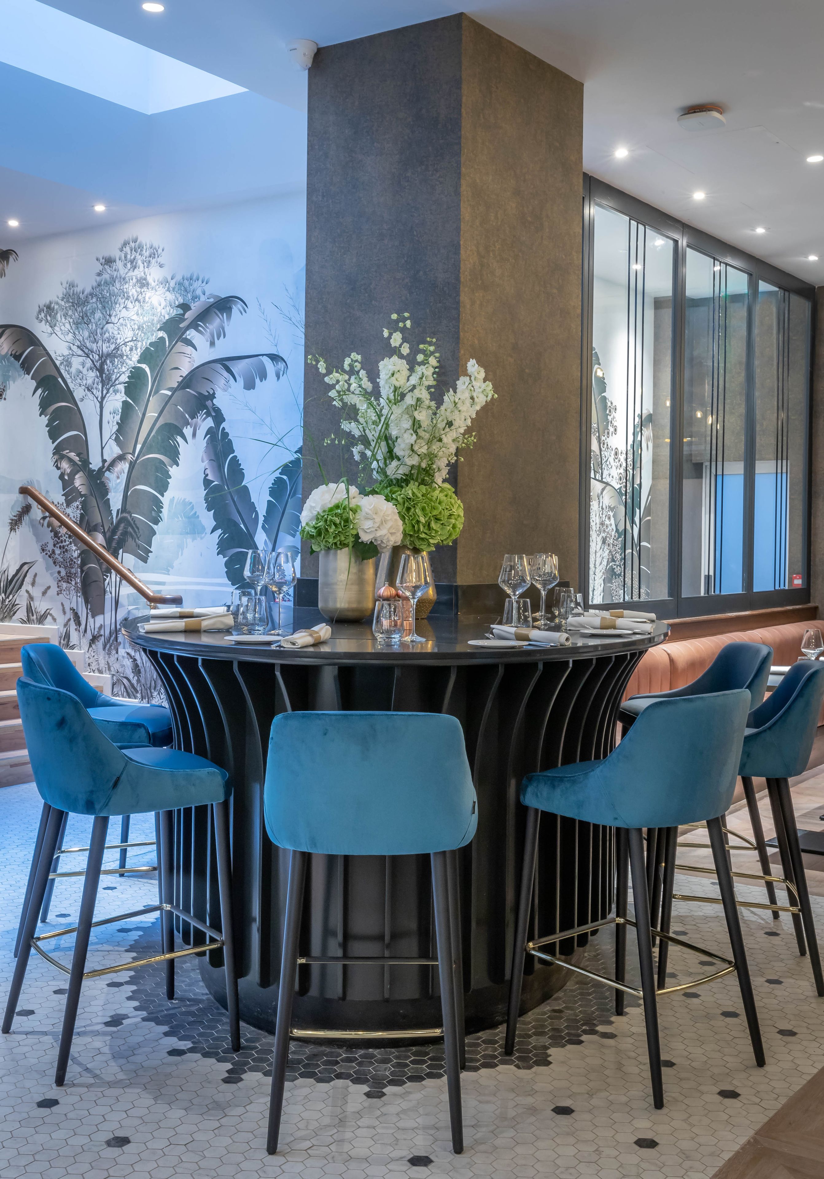 breakfast, lunch and dinner served