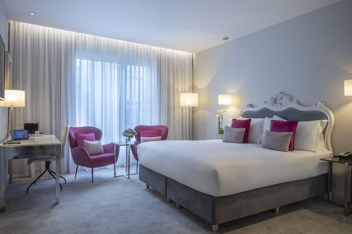 Egyptian cotton sheets, premium bedding, minibar, in-room safe
