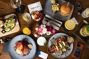 供应早餐、午餐和晚餐