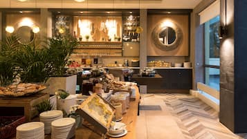 Daily full breakfast (EUR 19.50 per person)