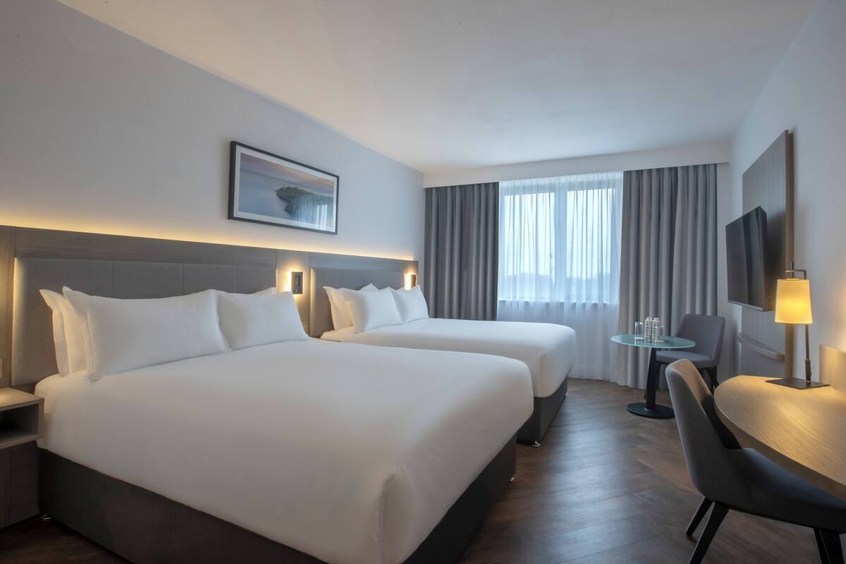 Deluxe Double Double Room | เครื่องนอนป้องกันสารก่อภูมิแพ้, ตู้นิรภัยในห้องพ  ัก, โต๊ะทำงาน