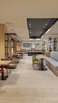 Un interior moderno con comedor, asientos y barra.