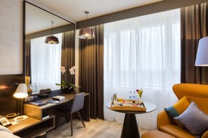 防过敏的被褥、客房内保险箱、办公桌、笔记本电脑工作区