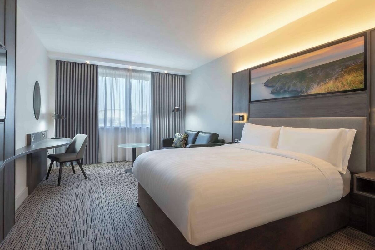 Hypo-allergenic bedding, in-room safe, desk, laptop workspace