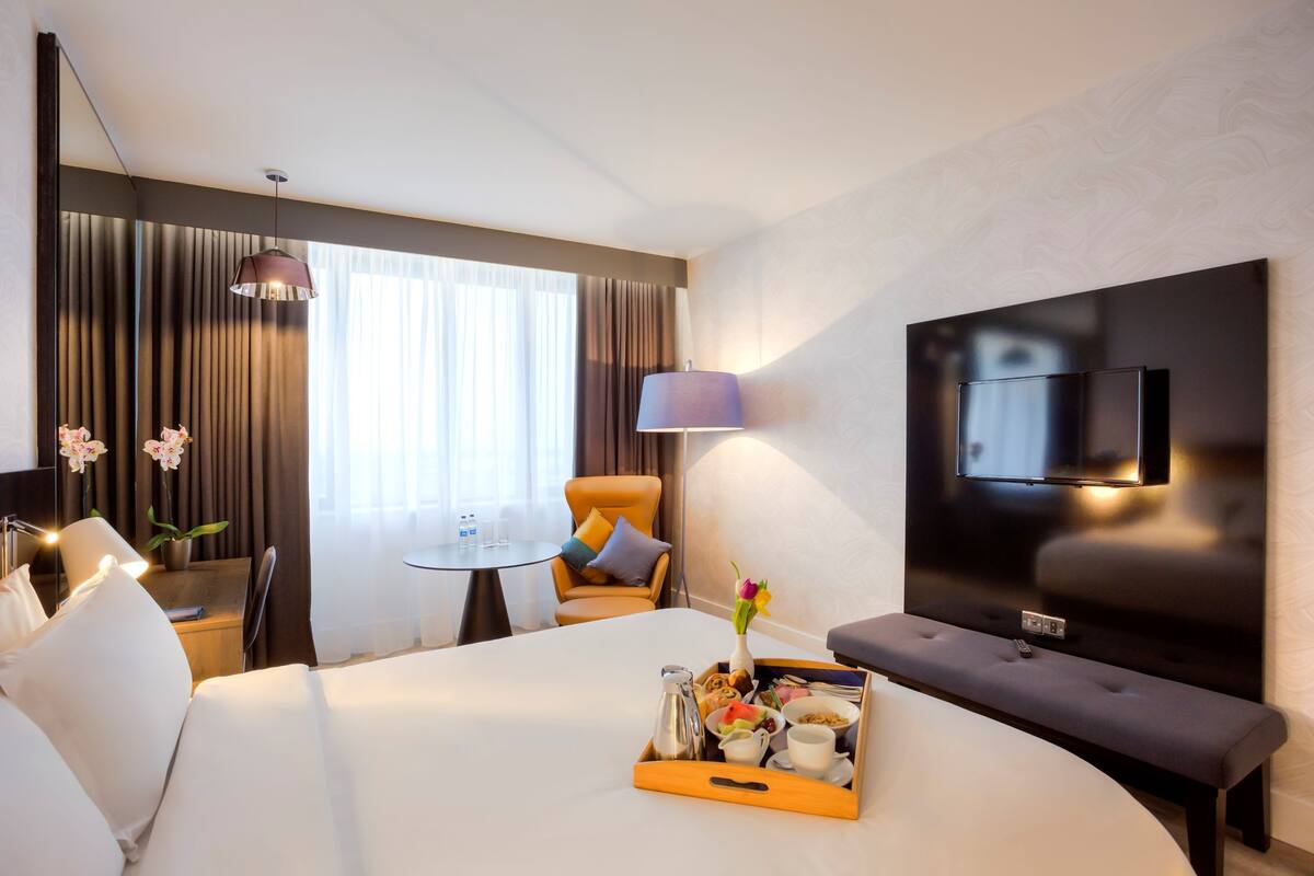 Hypo-allergenic bedding, in-room safe, desk, laptop workspace