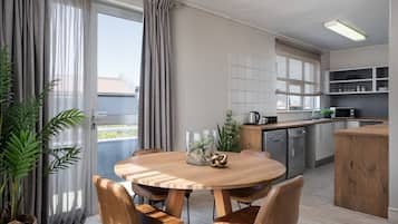 Phòng Suite, 1 giường cỡ king, không hút thuốc | Bếp riêng | Tủ lạnh, dụng cụ pha cà phê/trà