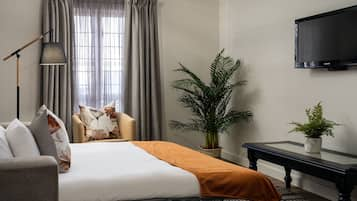 Suite, 1 Queen Bed with Sofa bed, Smoking | Egyptian cotton sheets, premium bedding, Select Comfort beds, minibar