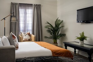 Suite, 1 King Bed with Sofa bed, Smoking | 1 bedroom, Egyptian cotton sheets, premium bedding, Select Comfort beds