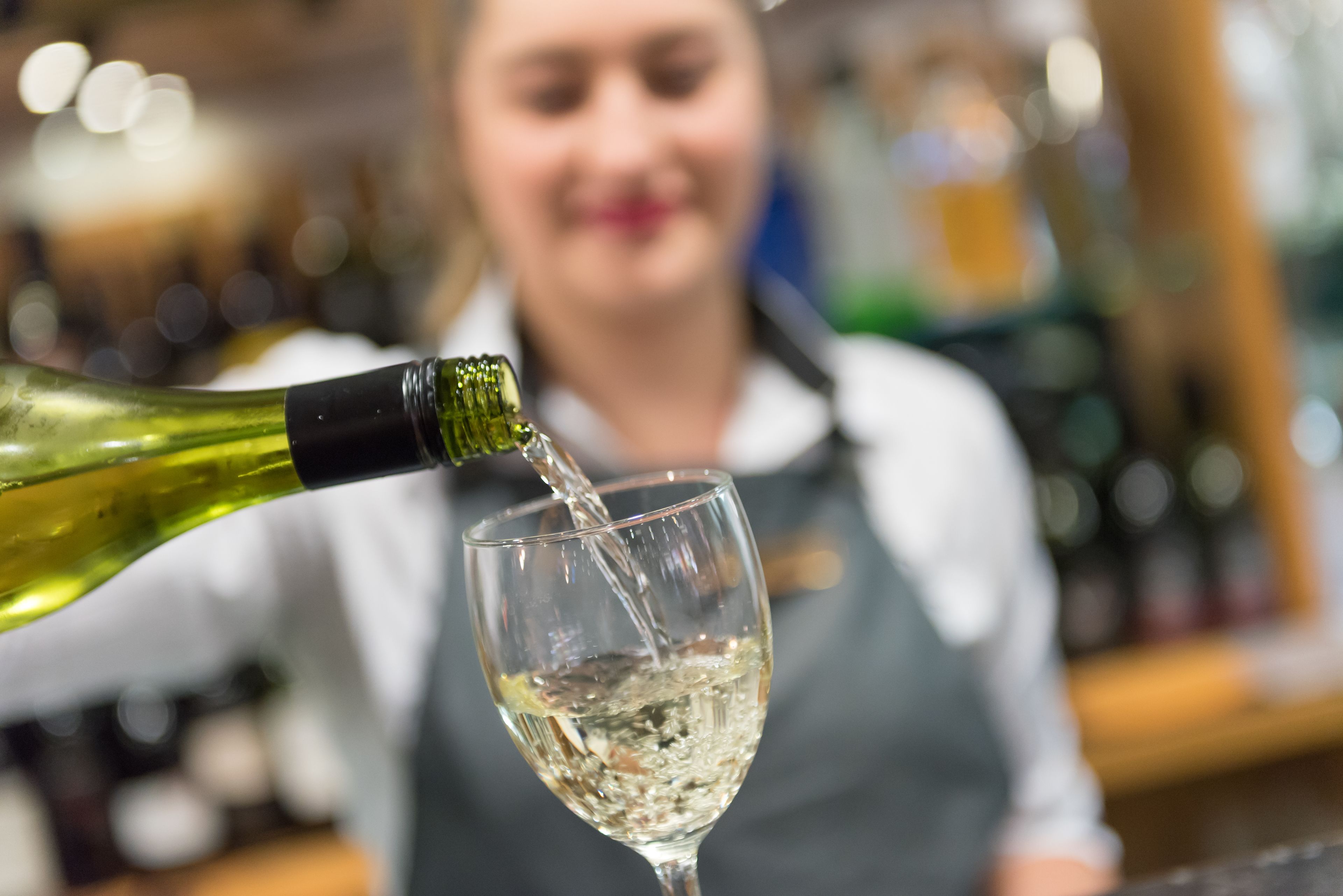 Ein Nahblick auf Wein, der in ein Glas gegossen wird.