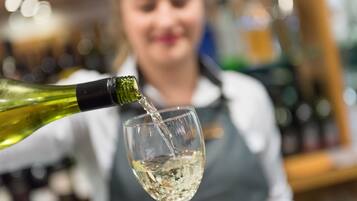 Ein Nahblick auf Wein, der in ein Glas gegossen wird.