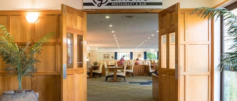 2 restaurants, breakfast, dinner served; local cuisine
