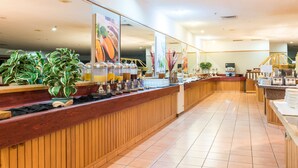Um balcão de buffet com diversos alimentos e uma máquina de café.