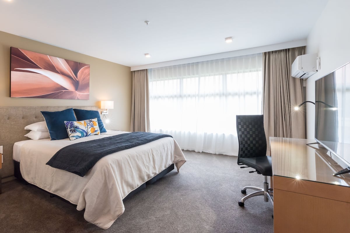 Suite, 1 letto king | Una scrivania, tende oscuranti, ferro/asse da stiro, Wi-Fi gratuito