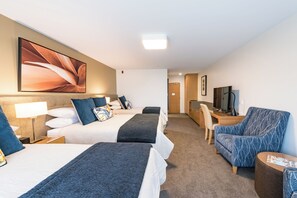 Desk, blackout curtains, iron/ironing board, free WiFi - Distinction Hamilton Hotel & Conference Centre (Hamilton)