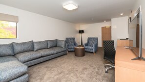 Suite, 1 kingsize-seng | Oppholdsområde | En 49-tommers LCD-TV med kabel-kanaler samt TV