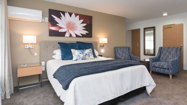 Superior Family Room | Desk, blackout drapes, iron/ironing board, free WiFi - Distinction Hamilton Hotel & Conference Centre (Hamilton)