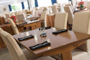 2 restaurantes; se sirven desayunos y cenas