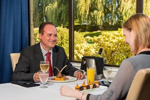2 restaurants; breakfast and dinner served