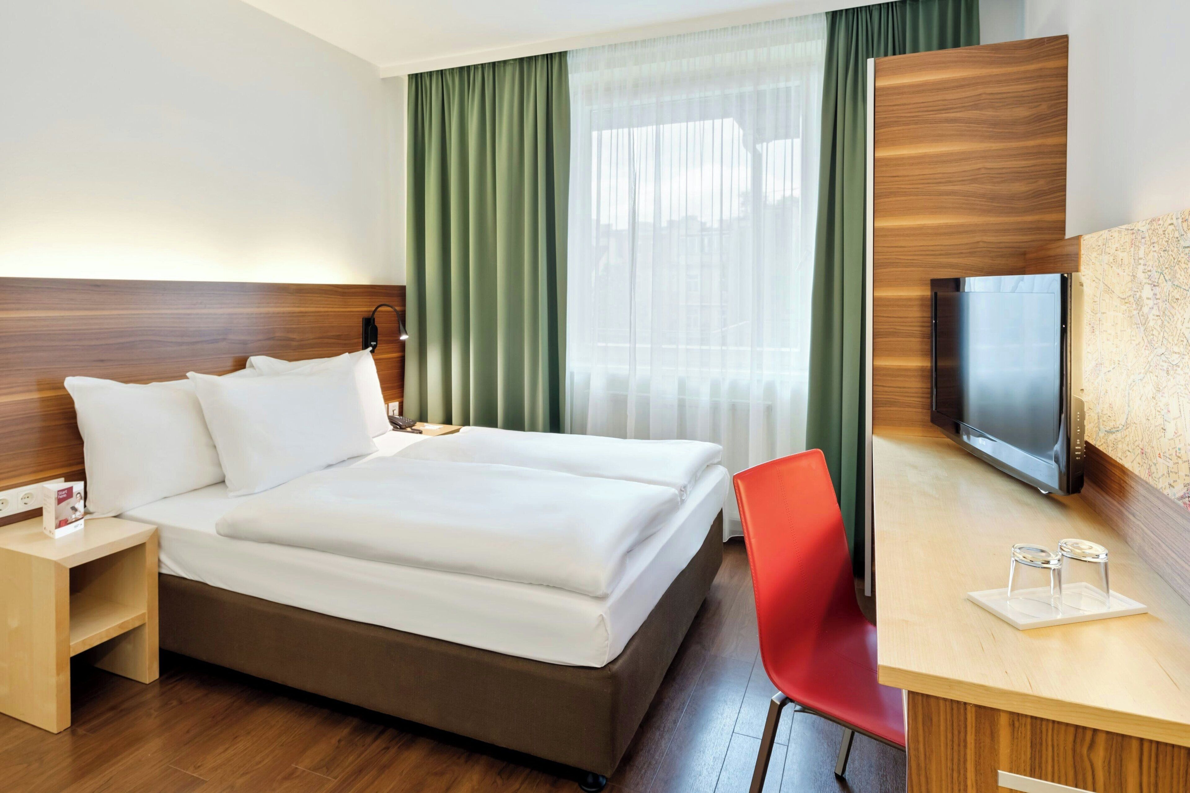 Standardzimmer, 1 Queen-Bett, Blick auf den Innenhof | Minibar, Zimmersafe, Schreibtisch, kostenloses WLAN