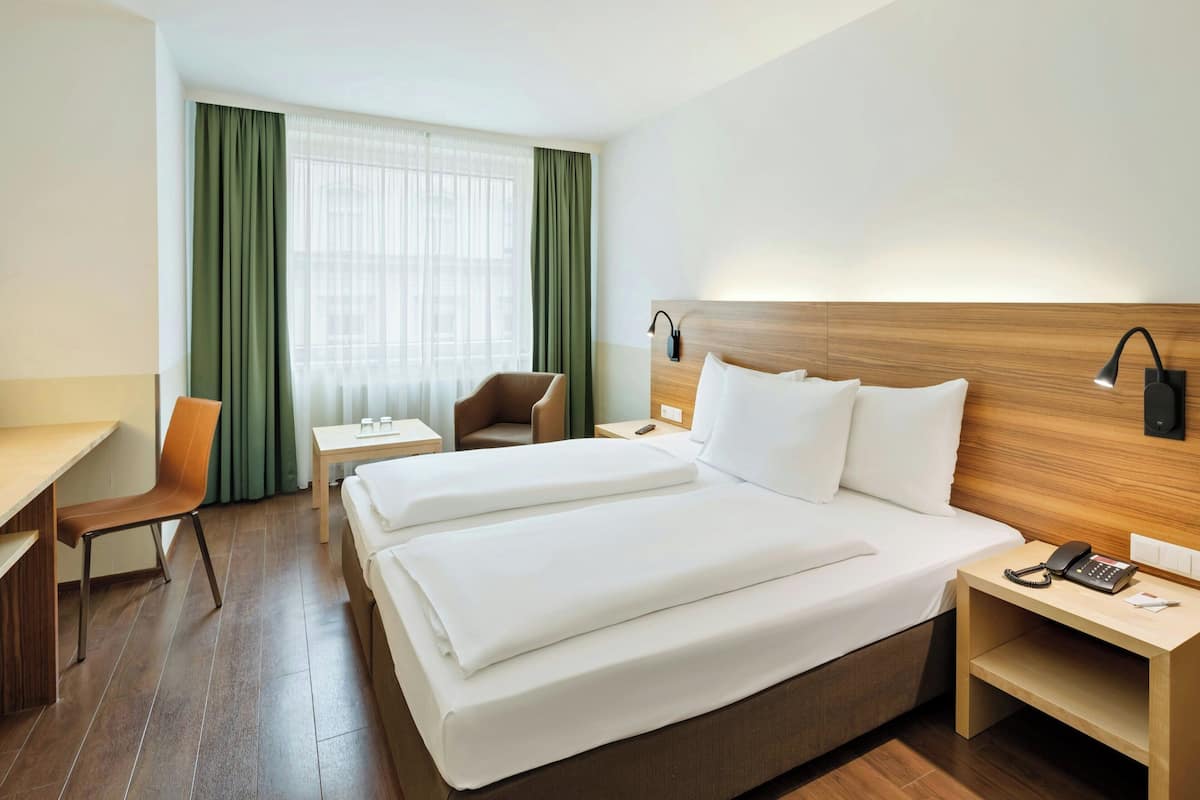 Quarto casal, 2 camas de solteiro, para não fumantes, vista para a cidade | 1 quarto, frigobar, cofres nos quartos, escrivaninha