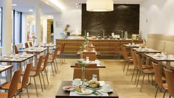 Petit déjeuner buffet (20 EUR par personne)