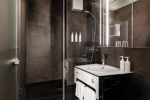 Family Room, Multiple Beds | Bathroom | Hair dryer, towels, soap, shampoo - Four Points Flex by Sheraton Vienna Hauptbahnhof (Vienna)