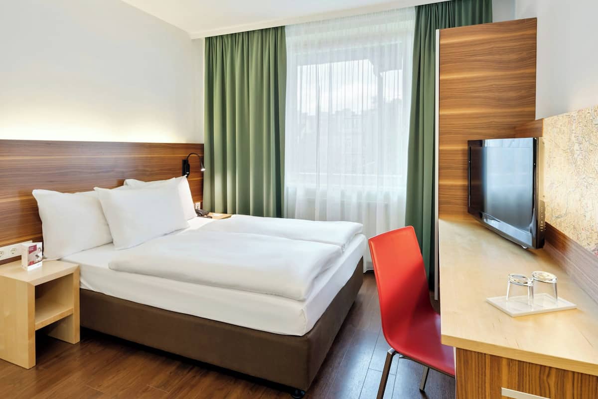 Quarto casal, 1 cama Queen, para não fumantes, vista para o pátio | 1 quarto, frigobar, cofres nos quartos, escrivaninha