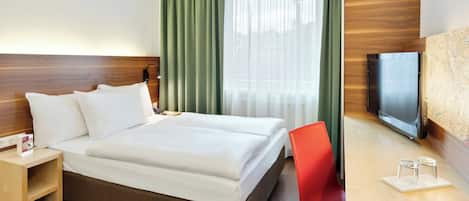 Quarto casal, 1 cama Queen, para não fumantes, vista para o pátio | 1 quarto, frigobar, cofres nos quartos, escrivaninha