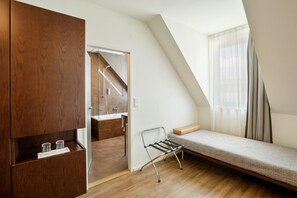 1 quarto, frigobar, cofres nos quartos, escrivaninha