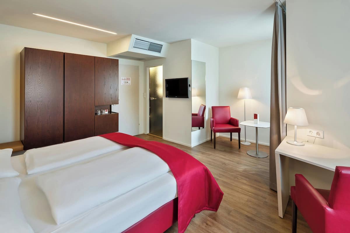Quarto casal, 1 cama King, para não fumantes, vista para o pátio | 1 quarto, frigobar, cofres nos quartos, escrivaninha