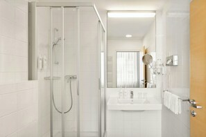 Secadora de cabello, toallas, jabón, shampoo 