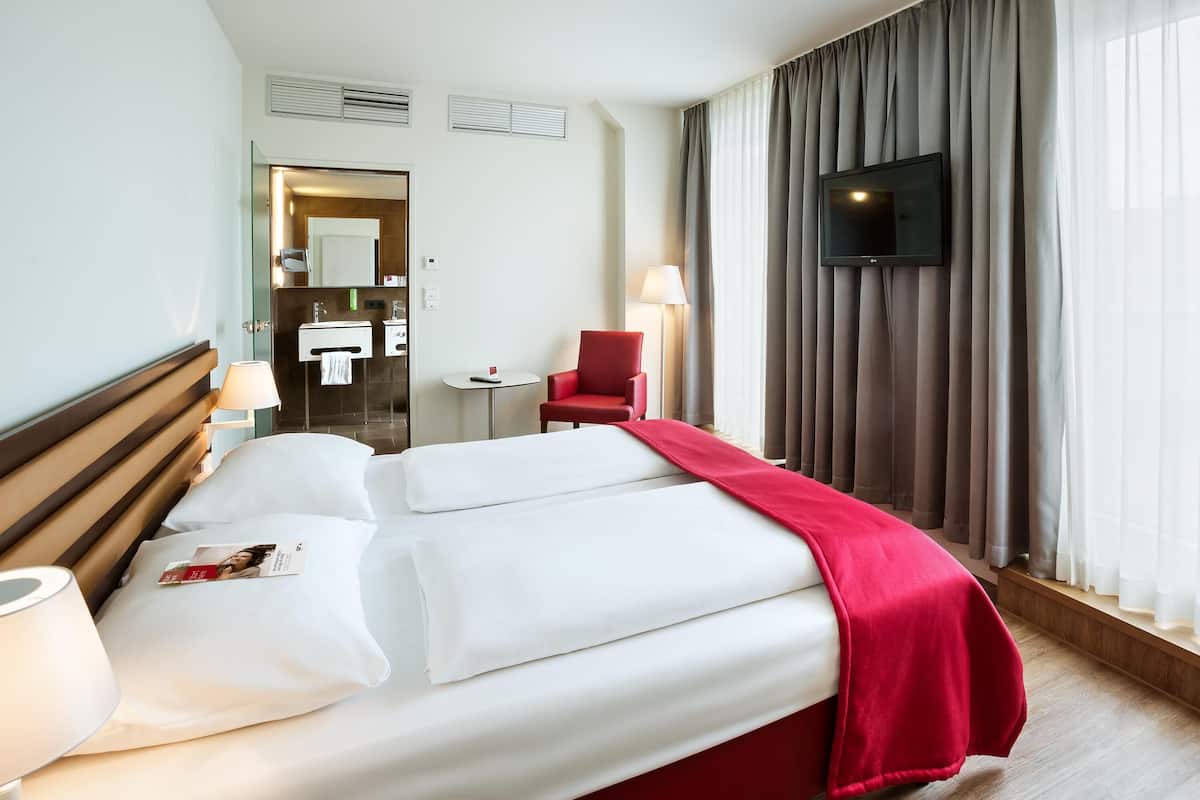 Junior Suite | 1 bedroom, minibar, in-room safe, desk
