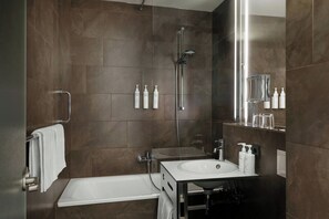 Standard-herbergi - 2 einbreið rúm | Baðherbergi | Hárblásari, handklæði, sápa, sjampó