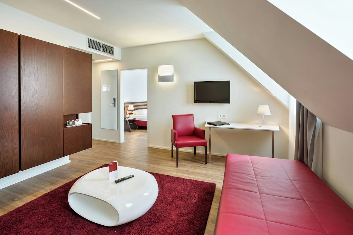 Quarto família, 2 camas de solteiro, para não fumantes, vista para o pátio | 1 quarto, frigobar, cofres nos quartos, escrivaninha