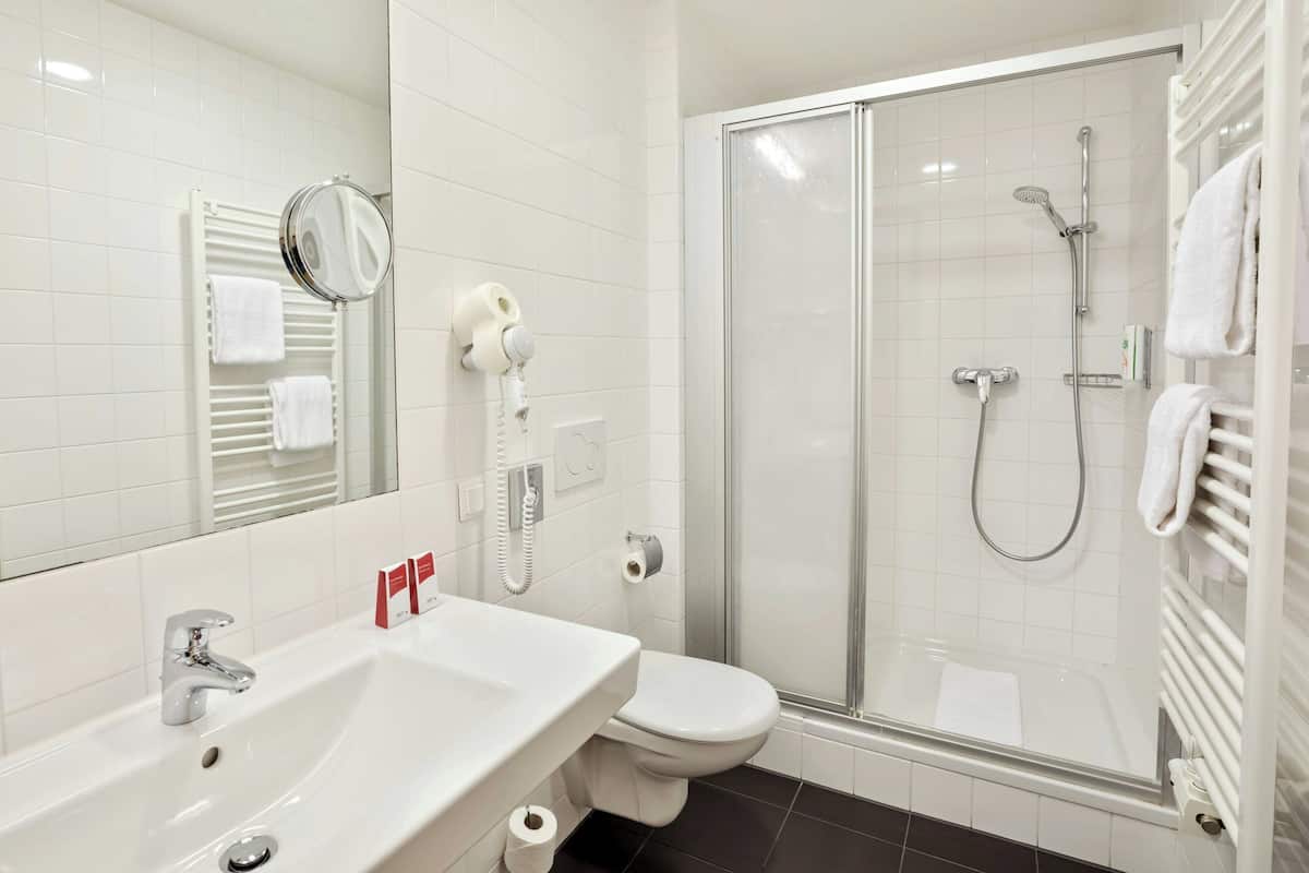 1 quarto, frigobar, cofres nos quartos, escrivaninha