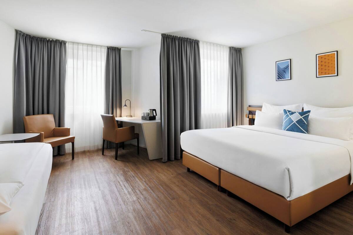 Habitación estándar, 1 cama de matrimonio grande | Minibar, caja fuerte, escritorio y espacio para trabajar con un portátil