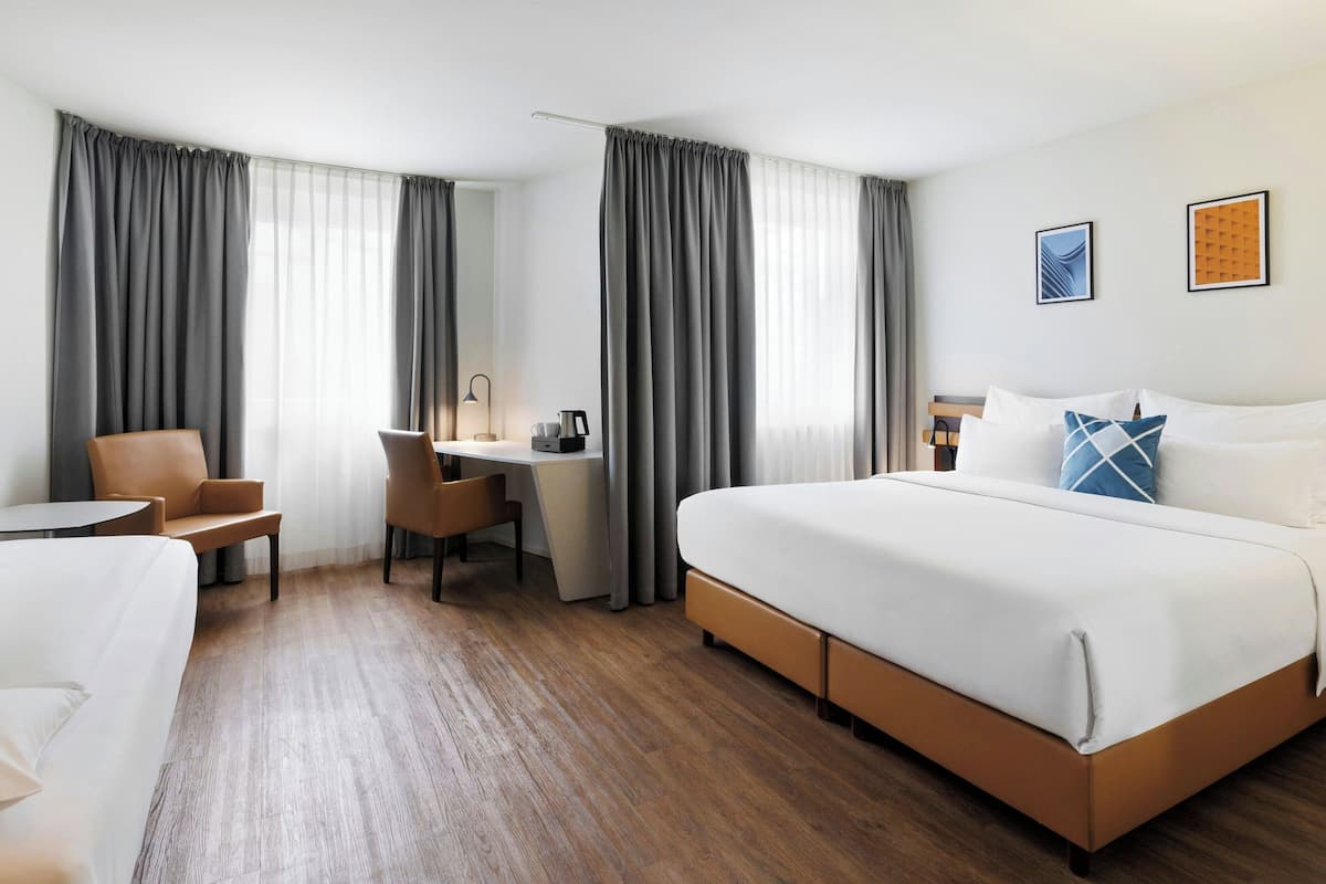 Rom – standard, 1 kingsize-seng, byutsikt | Minibar, safe på rommet, skrivebord og wi-fi (inkludert)