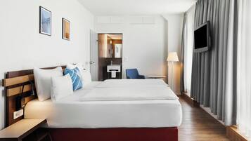 Habitació familiar, 2 llits individuals, no fumadors, vistes al pati | 1 dormitori, minibar, caixa forta a l'habitació i escriptori