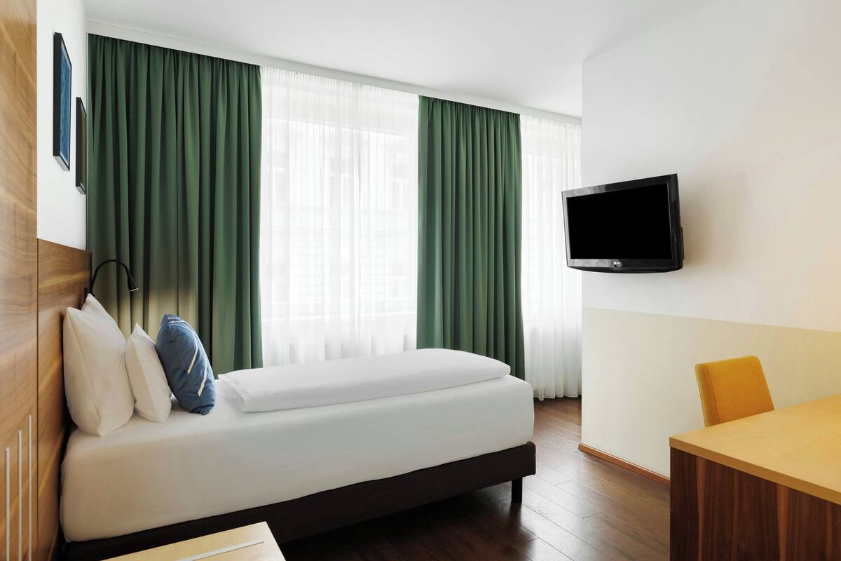 Habitación estándar, 1 cama individual | Minibar, caja fuerte, escritorio y espacio para trabajar con un portátil