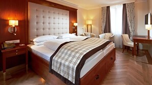Hypo-allergenic bedding available, minibar, in-room safe, desk - Hotel Elefant (Salzburg)