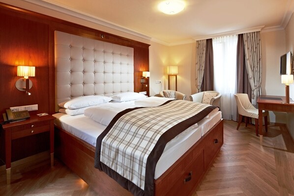 Hypo-allergenic bedding, minibar, in-room safe, individually furnished