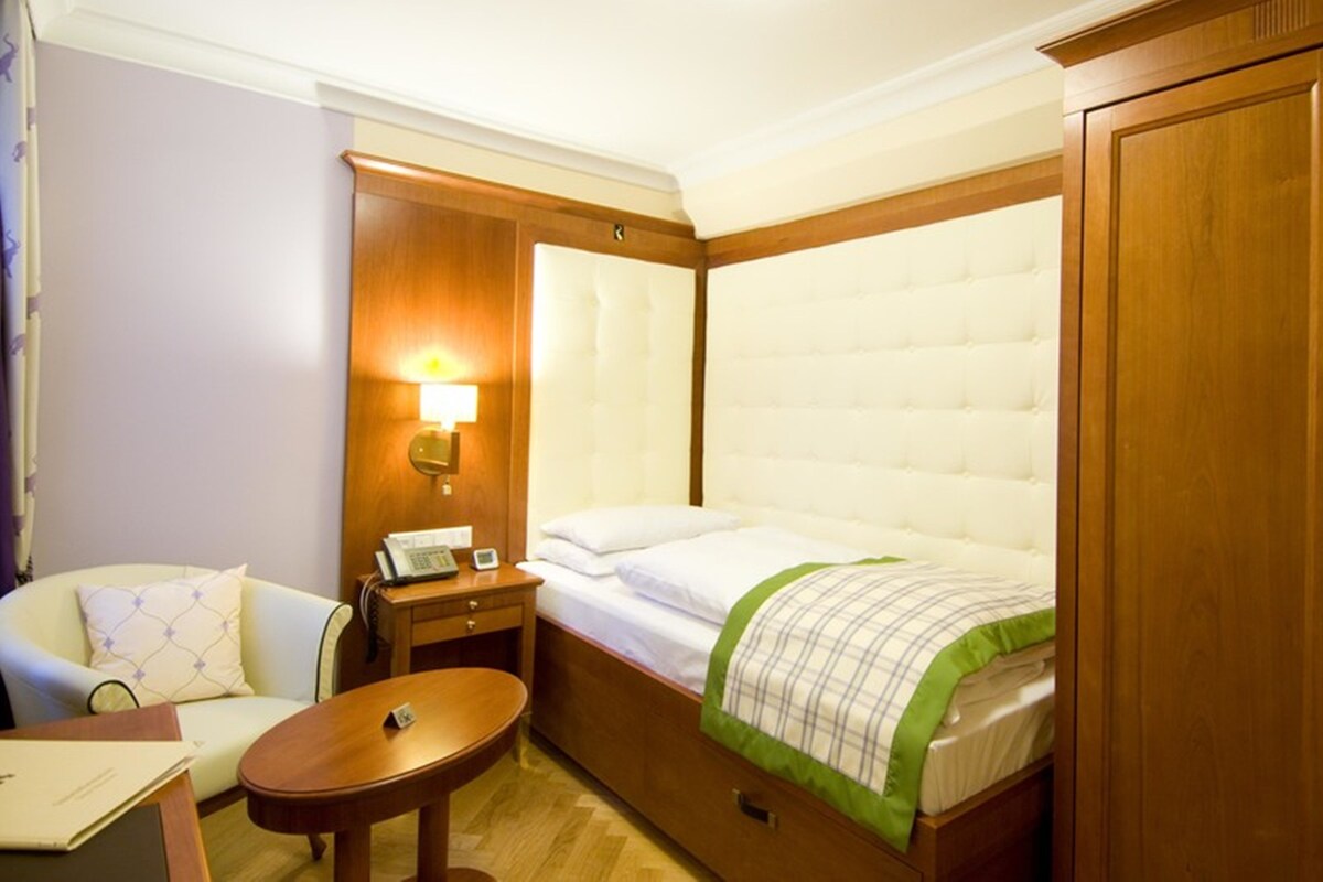 Standard Room, 1 Twin Bed | Hypo-allergenic bedding available, minibar, in-room safe, desk