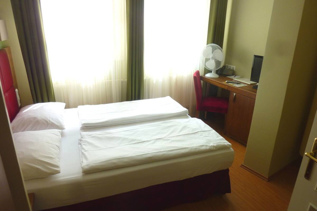 Hypo-allergenic bedding, minibar, in-room safe, individually furnished