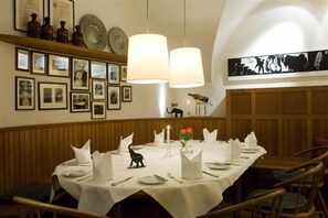 Lunch, dinner, brunch served; international cuisine, alfresco dining 