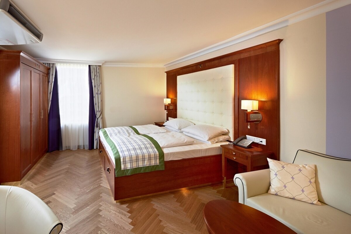 Executive Double Room, 1 King Bed | Hypo-allergenic bedding available, minibar, in-room safe, desk