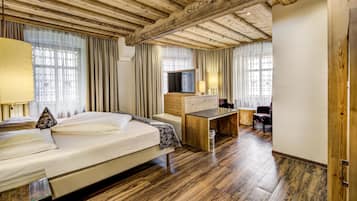 Deluxe-Zimmer, 1 Doppelbett | Allergikerbettwaren, Zimmersafe, Schreibtisch