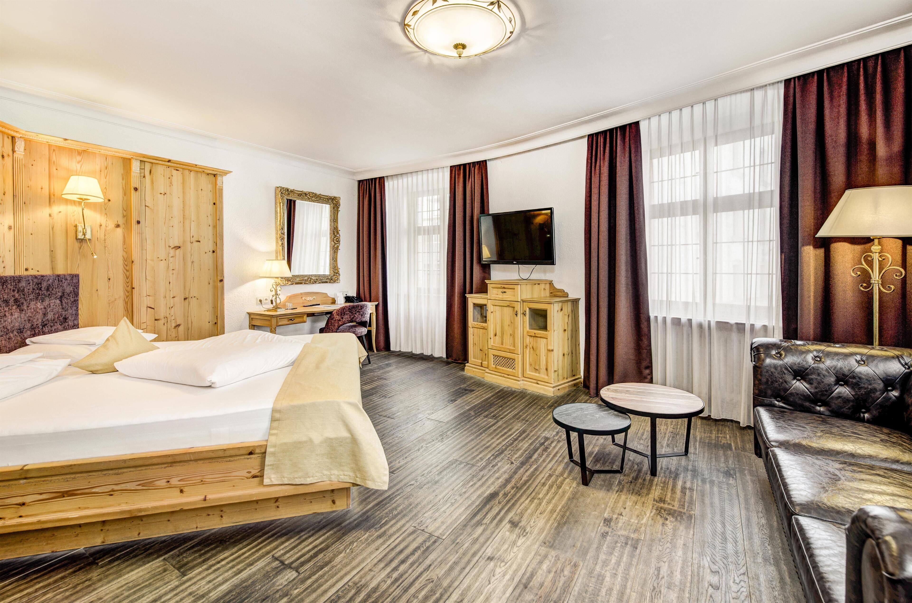 ملاءات للفراش لا تسبب الحساسية وخزنة داخل الغرفة ومكتب