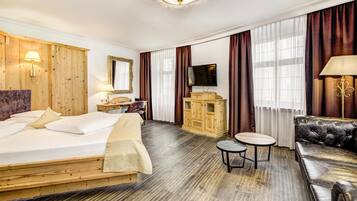 Habitación Deluxe, 1 cama matrimonial | Ropa de cama hipoalergénica y caja de seguridad en la habitación