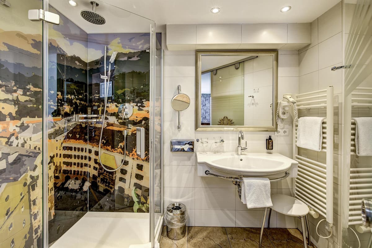 Hypo-allergenic bedding, in-room safe, desk, laptop workspace