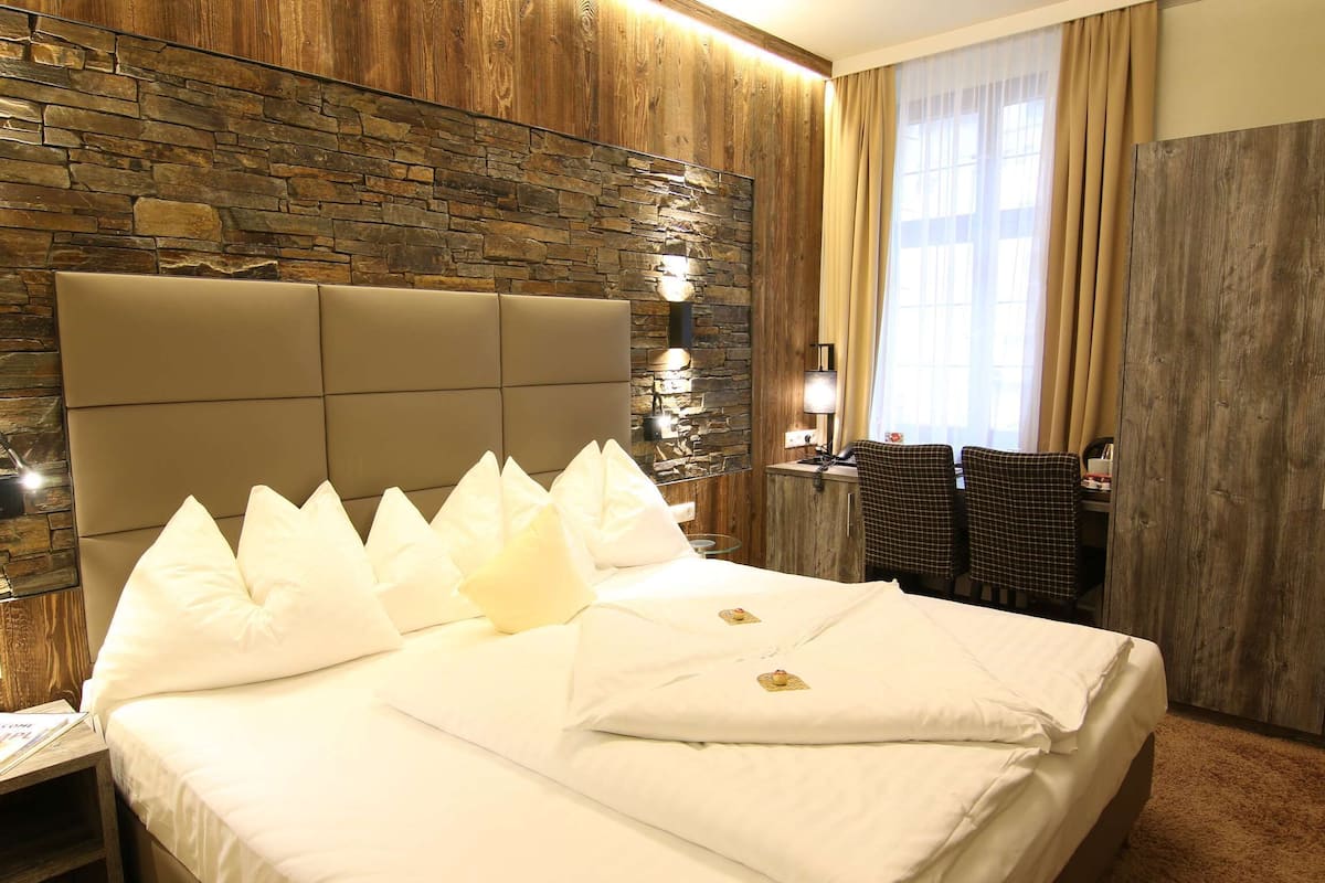 traditional room, 1 double bed | in-room safe, desk, laptop workspace, blackout curtains